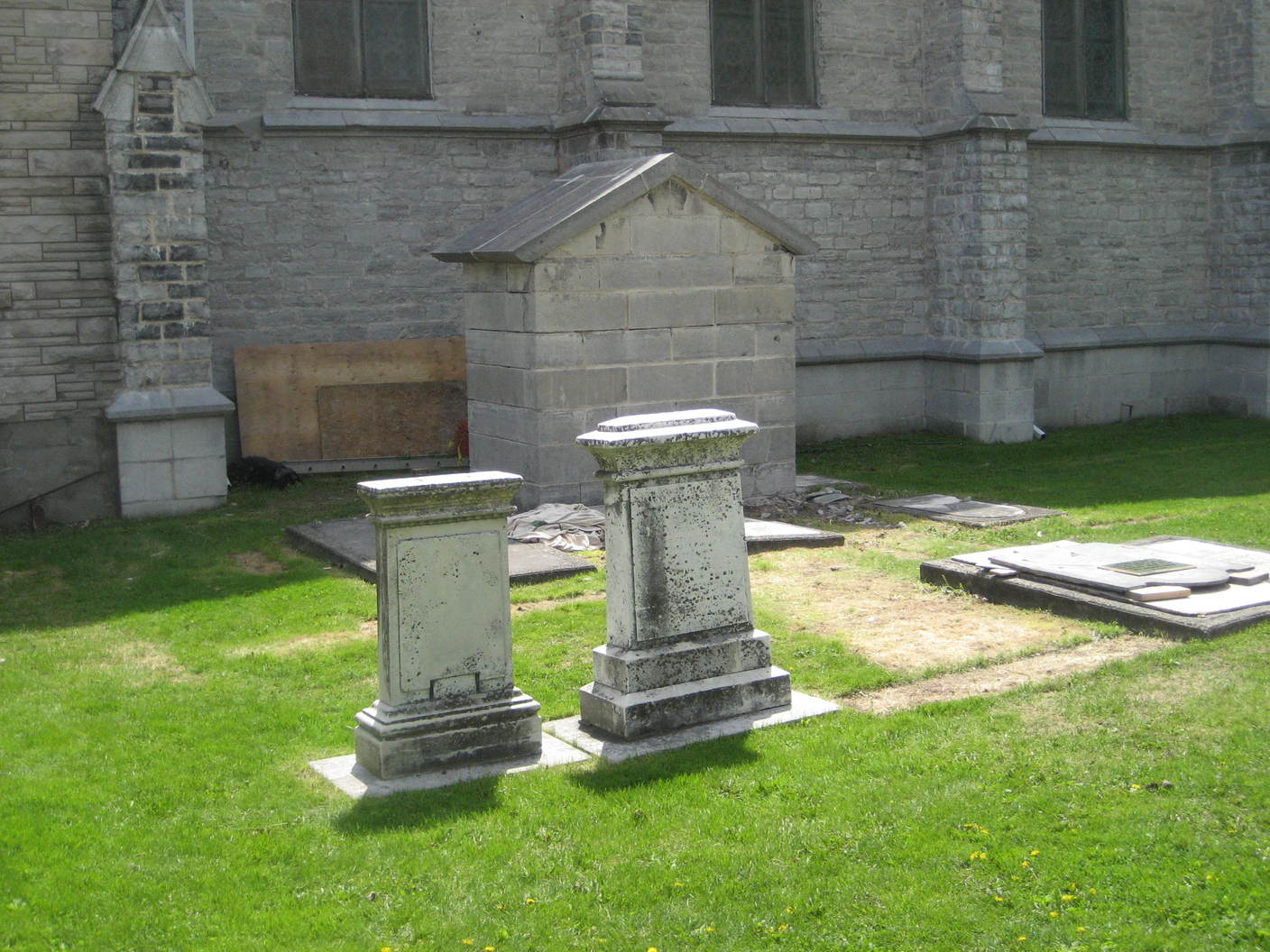 Forsyth Monument adjacent to the church in Kingston's Lower Burial Ground